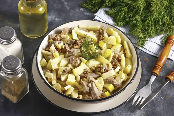 Salatayı masaya servis et. Eğer tabağındaki yeşil tadı seviyorsan doğranmış yeşil soğan veya dereotu da ekleyebilirsin..