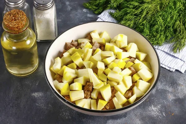 Elmaları durula, çeyreklikleri kes ve tohum bloklarını kes. Sonra hamuru tekrar suyla durula ve küp, çubuk şeklinde kes. Diğer malzemelerle birlikte konteynıra ekle.
