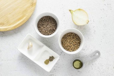 Mercimek büyüsü yapmak için gerekli tüm malzemeleri hazırlayın..