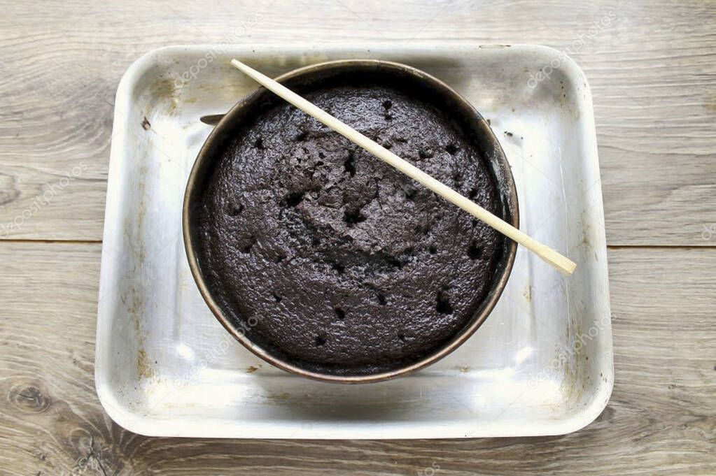 Pour the dough into a detachable 18 cm mold and place in the hot oven. Bake the sponge cake at 180 degrees for 30 minutes, until tender. Take out the biscuit pan and use a sushi stick or the handle of a wooden spoon to make a lot of holes all over th