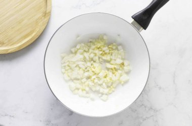 Tavayı biraz sebze yağıyla ısıt. Soğan ve sarımsağı ince ince doğra, 4-5 dakika boyunca kahverengiye kızart..