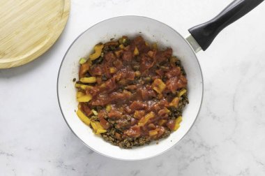 Domatesleri kendi meyve suyuna ekle. Onları birkaç dakika ısıt..