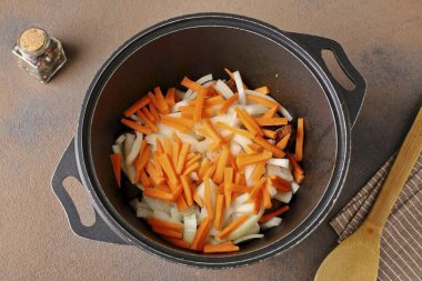 Soğanı, dörde bölünmüş ya da tüyleri ve havuçları şeritlere ayırın. Yemek pişirmek, ara sıra karıştırmak yaklaşık 10 dakika sürer..