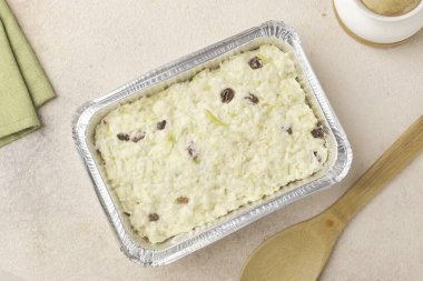 Bitmiş hamuru yağlanmış bir tencereye transfer et. Alt ve yan kısımlarına un ya da irmik serpilmiş olabilir..