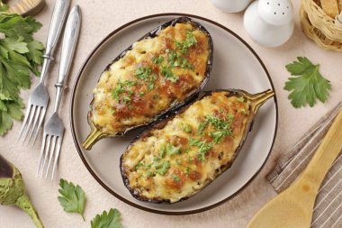 Fırında peynirle doldurulmuş patlıcan hazır. Lezzetli hem sıcak hem soğuk. Afiyet olsun.!