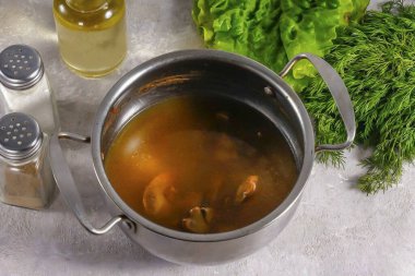 Tencerede su kaynatın ve duruladıktan sonra ciğeri içine yerleştirin. 5-8 dakika kadar kaynayın, ama daha fazla değil, böylece acı olmaz. Isıtıcıyı kapat..