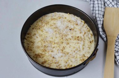 Pastayı kalan şekerle ve doğranmış cevizlerle ez, sadece çiğ olsun! Fırında 25-30 dakika bekletin..