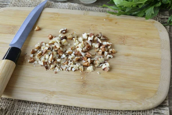 Picar Las Nueces Cortar Con Cuchillo — Foto de Stock