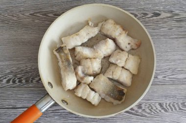 Açık kahverengiye kadar her iki taraftaki balıkları kızart.