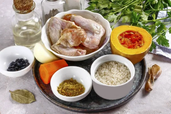 Připravte Všechny Ingredience Potřebné Výrobě Pumpkin Chicken Pilaf Kuřecích Částí — Stock fotografie