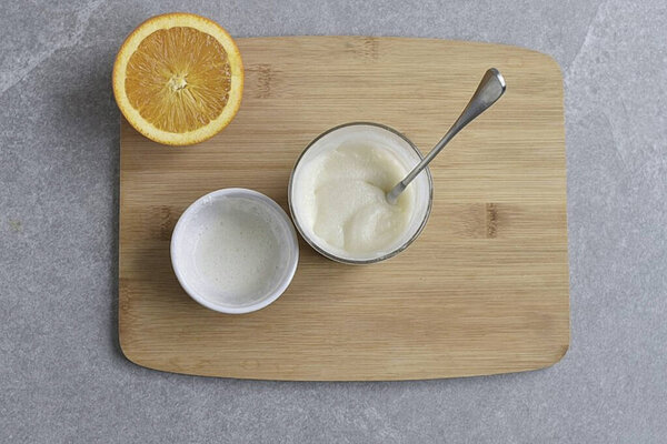 While the cake is baking, combine the powdered sugar, vanilla extract and cream, adding half a spoonful at a time, until a thick, smooth frosting is formed.