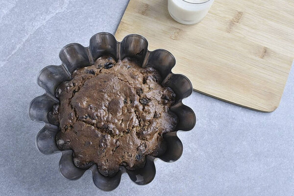 Bake in an oven preheated to 180 degrees for half an hour. Check readiness with a splinter. If necessary, bake the cake by lowering the temperature to 170 degrees and covering the top with parchment.