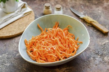 Kore usulü havuçları salata kasesine koy. Eğer havuçlar çok uzunsa, onları kesebilirsin..