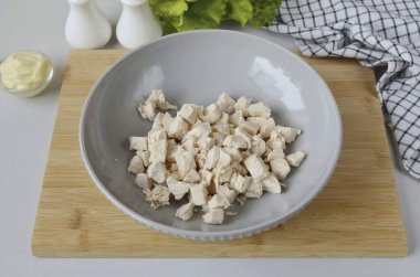 Tavuk filetosunu küp küp doğra ve salata kasesine koy..