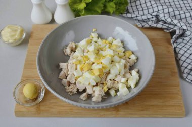 Salatayı süslemek için bir yumurta sarısı bırak, yumurtaları küp yap..