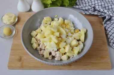 Elmaları soy, çekirdekleri çıkar, küplere böl ve karartmayı önlemek için limon suyu serp. Salata ekle.