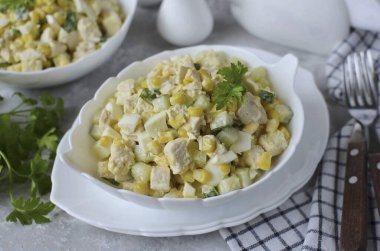 Salata bir salata kasesinde servis edilebilir, ya da porsiyonları servis halkası ile servis etmeyi önerebilirsin. Salata çok sağlıklı! Her şey aceleyle hazırlanıyor. Basit bir tarifi not al! Afiyet olsun.!