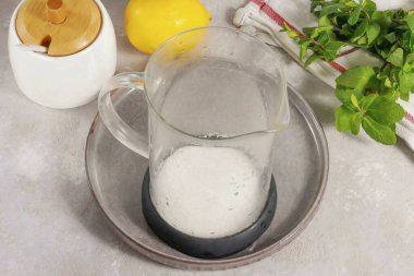 Pour granulated sugar into the teapot. Add it to your liking, you can exclude sweetness from the list of ingredients if you like unsweetened drinks. It can be replaced with honey by adding it already in the cups.