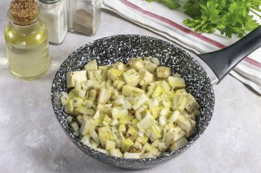 Crush half a mushroom cube in your hands and sprinkle it over the vegetable slices.