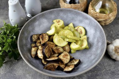 Let the vegetables cool slightly, cut them into convenient slices, transfer to a deep bowl.