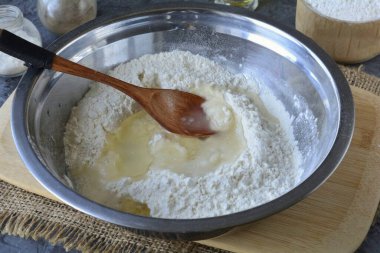 Pour boiling water into the flour and brew the dough.