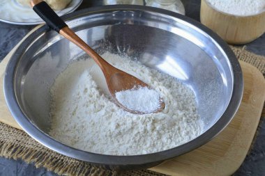 Sift wheat flour, add baking powder and salt, stir.