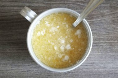 Cook the gravy. Add sour cream to the meat juice, 200 ml. broth and flour. Stir. Put on moderate heat and simmer until thickened.