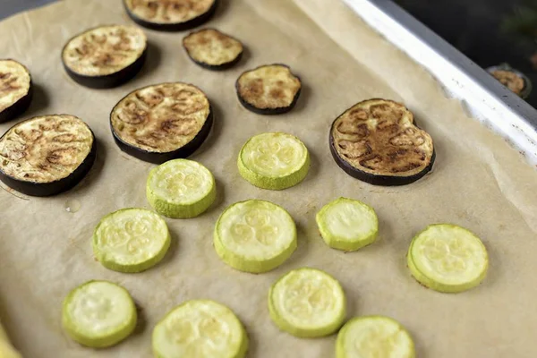 Cut Zucchini Eggplant Centimeter Thick Slices Line Baking Sheet Baking — Stockfoto
