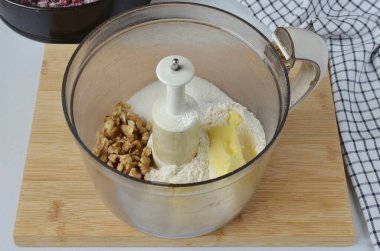 Make streilzelnaya crumb: put flour, sugar, cold butter and nuts into the food processor.