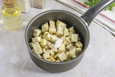 Place the slices in a ladle or cauldron, add salt and water to lightly coat the slices.