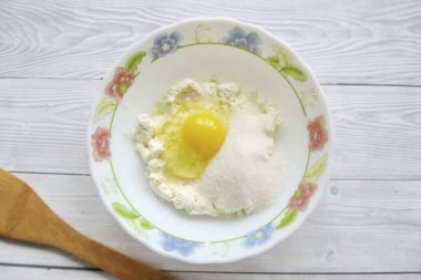 Place cottage cheese, sugar, salt and egg in a bowl. clipart