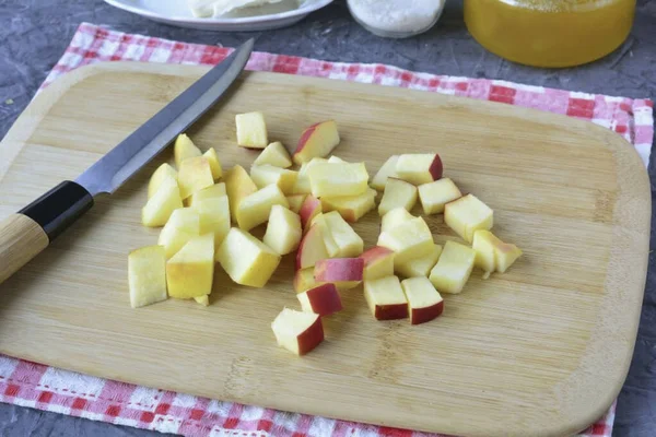 Розрізати Яблука Маленькі Кубики — стокове фото