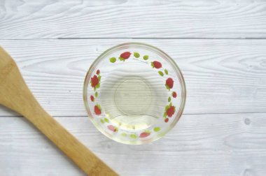 Prepare the dressing. Pour vinegar and vegetable oil into a bowl.