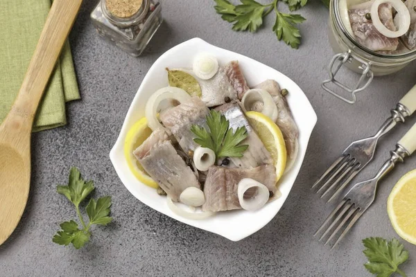 Herring Marinated Lemon Onion Ready Very Tasty Fish Appetizer Decorate — Fotografia de Stock