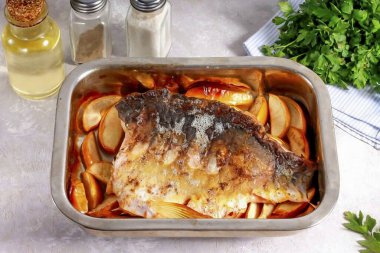 Bake the carp with apples for about 25-30 minutes, depending on the size of the fillet. A couple of minutes before the end of baking, brush the fish with vegetable oil to make it shine.