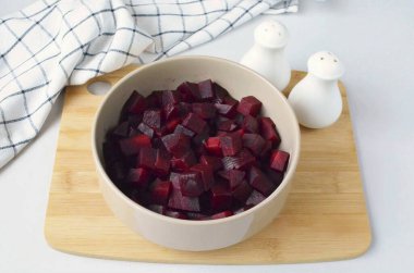 Cool the finished beets, peel and cut into cubes.