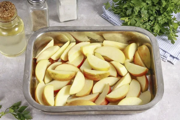 Cut Apples Quarters Cut Seed Blocks Rinse Cut Wedges Grease — стоковое фото