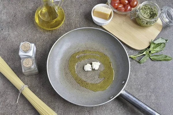 Heat Olive Oil Skillet Put Clove Garlic Peeled Crushed Knife — ストック写真