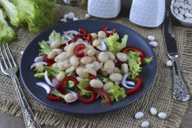 Season the salad with salt and pepper to taste, pour with olive oil and you're done. Serve immediately. Good appetite!