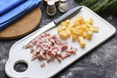 Cut ham and hard cheese into small cubes.