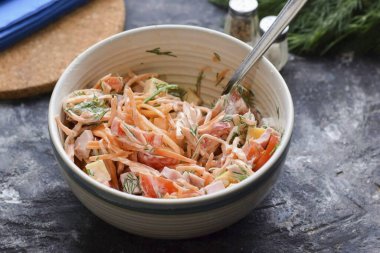 Mix all the ingredients, remove a sample, adjust the taste and serve the salad to the table.