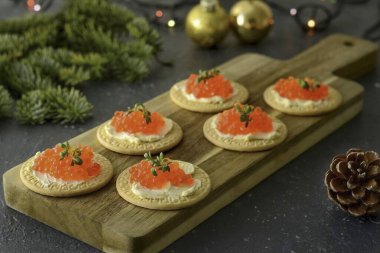 This is one of those dishes that are prepared in 5 minutes, but look solemn enough to be served on a festive table. Bon Appetit!