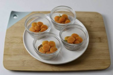 Place the carrots in the next layer. Alternate layers until you run out of ingredients.