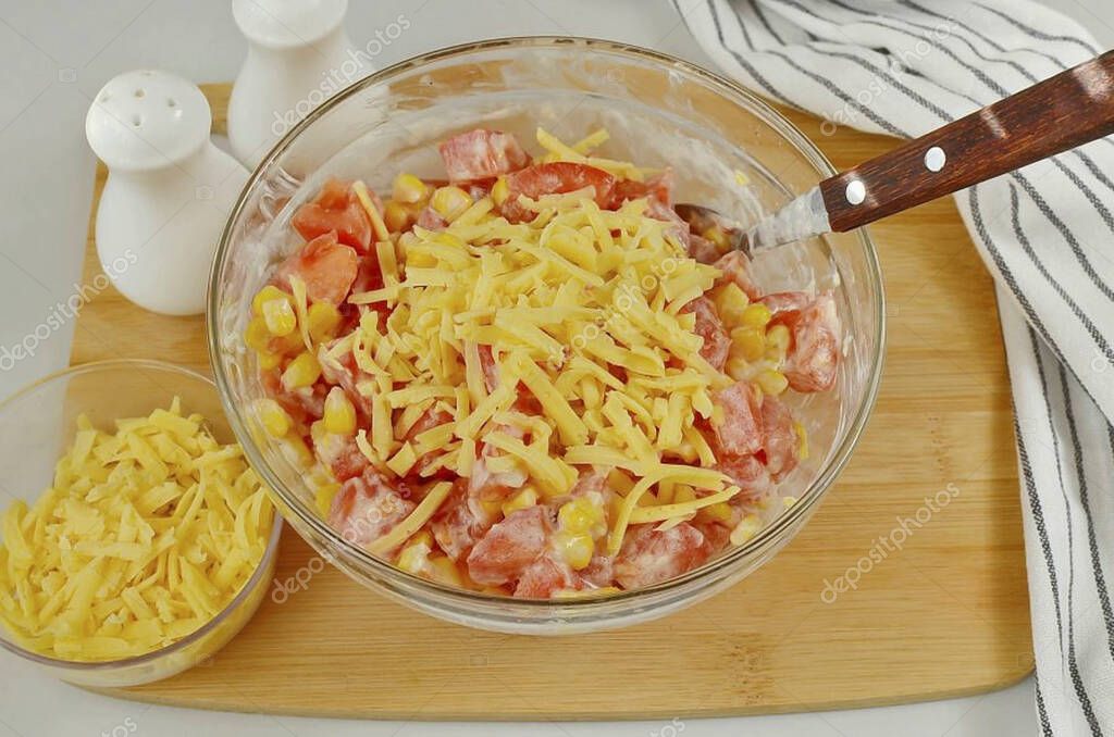 Agrega la mitad del queso a la ensalada y revuelve. Deja la otra mitad para decorar la ensalada