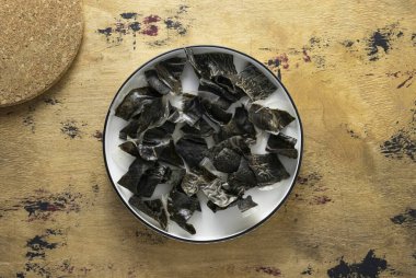 While the sheets are still a little damp, cut them into small pieces with scissors. Then wait until they are completely dry.