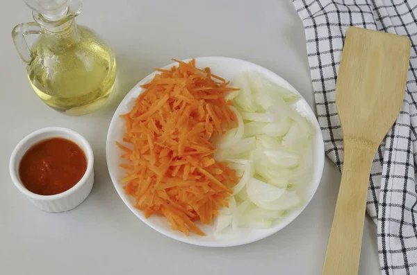 Thinly Chop Onion Coarsely Grate Carrots — стоковое фото