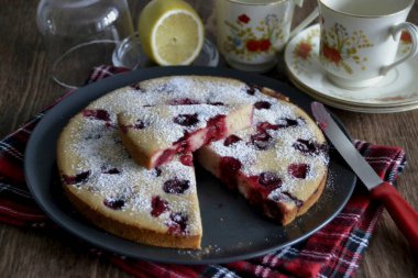 Before serving, you can lightly sprinkle the cake with powdered sugar, no more than 1 teaspoon. A delicious, healthy and beautiful cherry pie is ready, you can have a tea party.