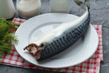 Peel the defrosted mackerel from the entrails, cut off the head. Rinse the fish and wipe it with napkins.