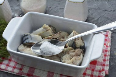Place the fish in a suitable container and toss the mackerel with salt and sugar.
