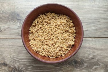 Cut the udder into pieces and mince it with a fine wire rack or grind it in a blender.